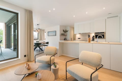 Kitchen or kitchenette, Seating area