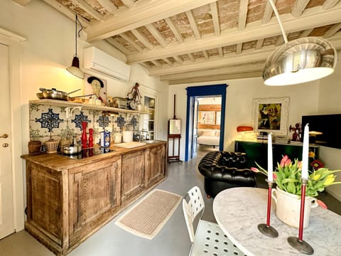 Kitchen or kitchenette, Living room, Seating area, Dining area