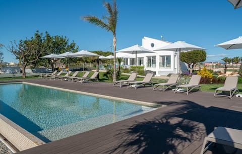 Property building, Garden, Swimming pool