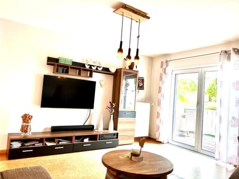 Communal lounge/ TV room, TV and multimedia, Living room, Seating area, Evening entertainment