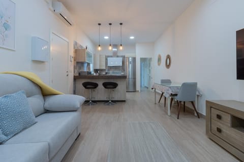 TV and multimedia, Kitchen or kitchenette, Living room, Dining area, air conditioner