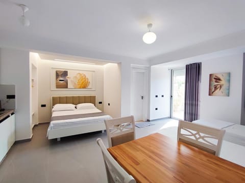 Bed, Living room, Photo of the whole room, Seating area, Dining area