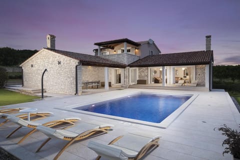 Property building, Swimming pool, sunbed