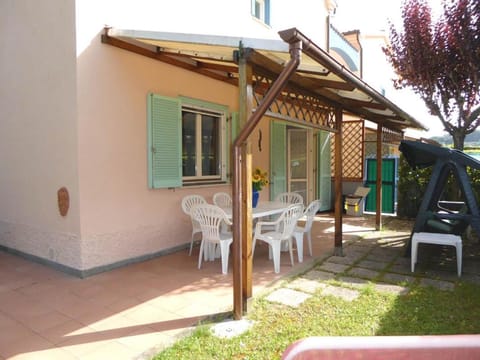 Property building, Patio, Spring, Day, Garden, View (from property/room), Dining area, Garden view