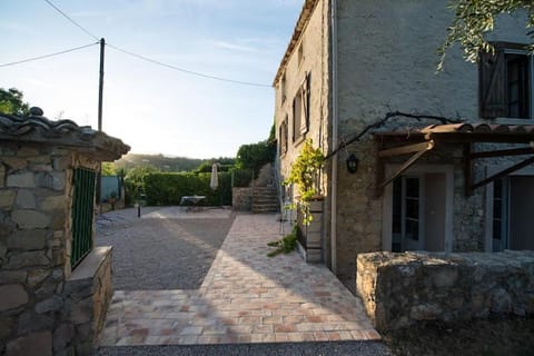 Gîte et studio indépendant idéal Famille House in Roquefort-les-Pins