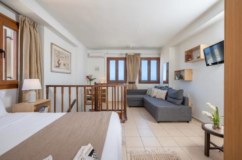 Bed, TV and multimedia, Seating area, Bedroom