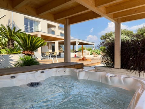Patio, Day, Natural landscape, Garden, Hot Tub, Hot Tub, Spa and wellness centre/facilities, On site, Garden view, Pool view, Swimming pool, towels