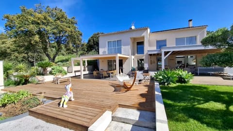 Property building, Patio, Spring, Day, Garden, Balcony/Terrace, Garden view, Parking