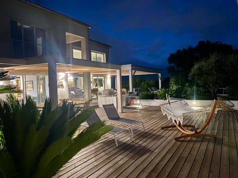 Property building, Patio, Night, Garden, Balcony/Terrace, Living room, Garden view, sunbed