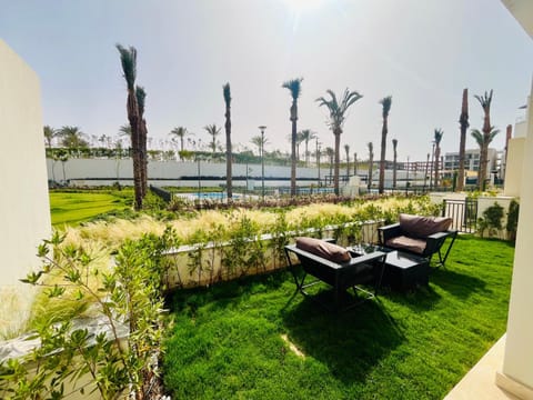 Natural landscape, Garden, Garden, Seating area, Garden view, Pool view