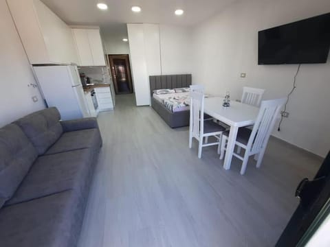 TV and multimedia, Kitchen or kitchenette, Living room, Seating area, Dining area, oven