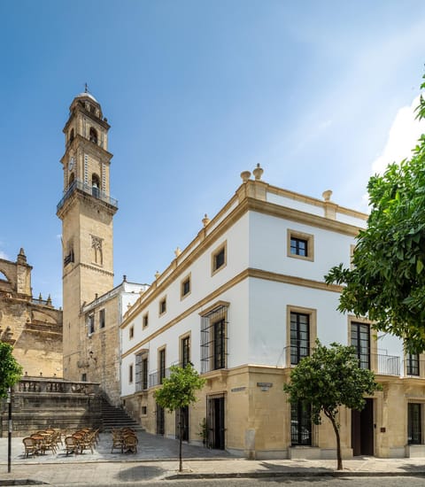 Property building, Facade/entrance, Day