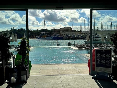 Spacious 2BR GARDEN Apt in Gated Complex Near Beach Apartment in Sliema