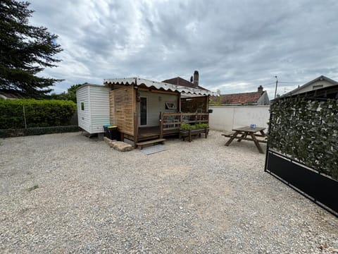 Mobilhome situé côté ville et côté campagne Campground/ 
RV Resort in Beaune