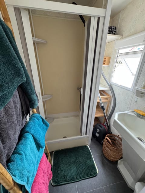 Mobilhome situé côté ville et côté campagne Campground/ 
RV Resort in Beaune