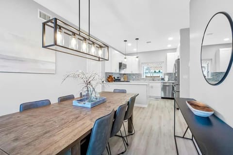 Ocean View Gem with Rooftop Deck and Hot Tub House in Pacific Beach