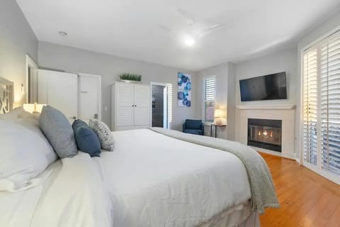 Ocean View Gem with Rooftop Deck and Hot Tub House in Pacific Beach