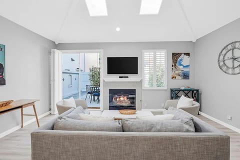 Ocean View Gem with Rooftop Deck and Hot Tub House in Pacific Beach