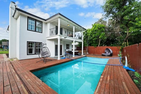 Modern 5 BR with Pool and Games House in San Antonio