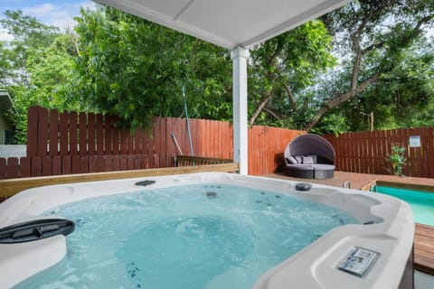 Modern 5 BR with Pool and Games House in San Antonio