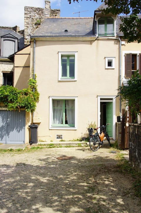 Property building, Summer, Street view