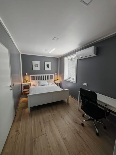 Bedroom, air conditioner