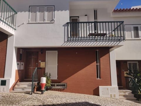 Property building, Facade/entrance, Balcony/Terrace, Parking