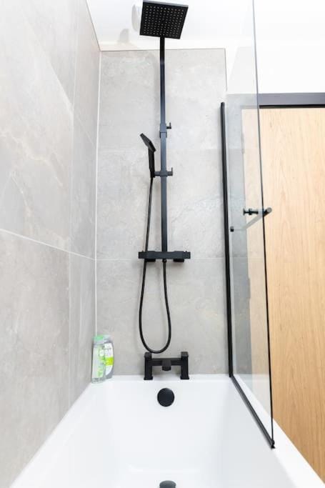 The Berriman Collection Stylish Apartment Sleeps 3 Apartment in Cardiff