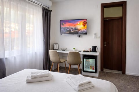 Bed, TV and multimedia, Photo of the whole room, Bedroom, towels