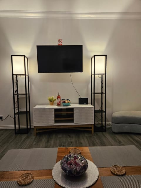 Communal lounge/ TV room, TV and multimedia, Seating area, Evening entertainment