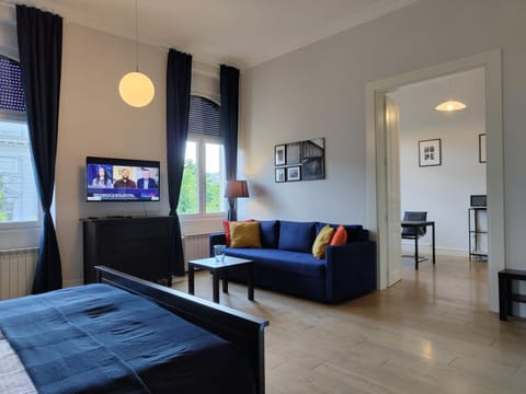 Bed, TV and multimedia, Living room, Seating area