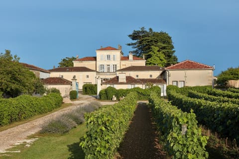 Property building, Facade/entrance, Garden, Garden view, Landmark view