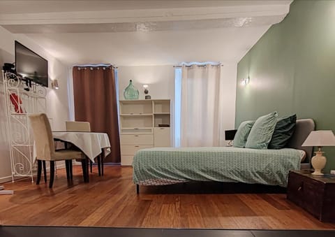Bed, TV and multimedia, Living room