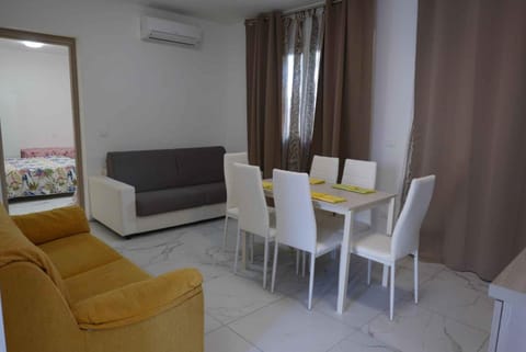Living room, Seating area, Dining area, air conditioner