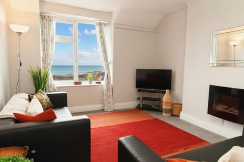 2BR Seaside Escape in Wales with Sea View Apartment in Llandudno