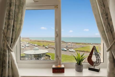 2BR Seaside Escape in Wales with Sea View Apartment in Llandudno