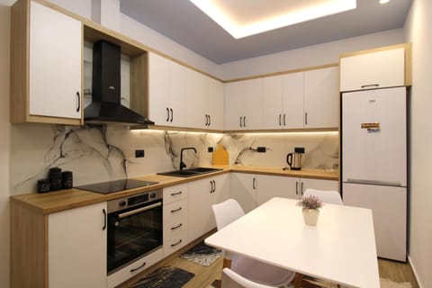 Kitchen or kitchenette, Dining area, pet friendly, stove