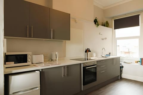 Coffee/tea facilities, Kitchen or kitchenette, microwave, oven, stove, toaster, kitchen, kitchen