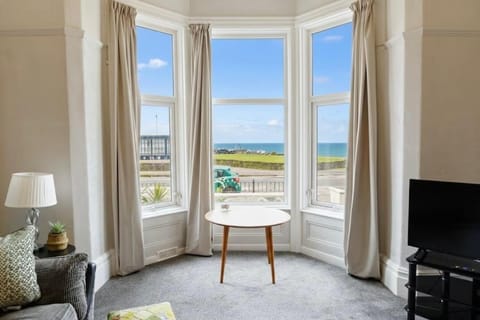 1BR Seaside Bliss Wales Escape with Sea View Apartment in Llandudno