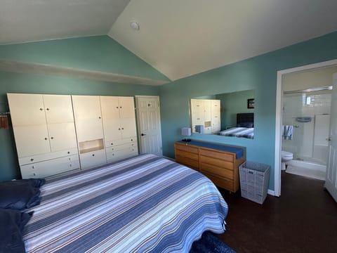 Bed, Bathroom, Bedroom, wardrobe