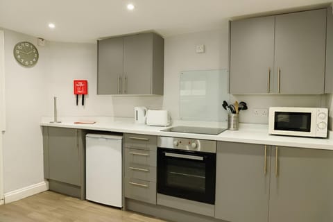 Coffee/tea facilities, Kitchen or kitchenette, minibar, oven, stove, toaster