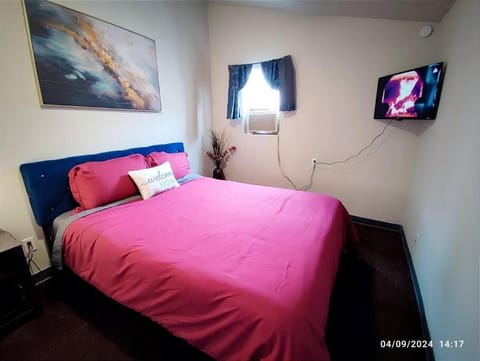 TV and multimedia, Photo of the whole room, Bedroom