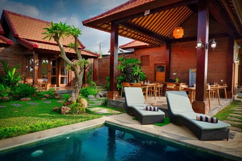 Property building, Restaurant/places to eat, Pool view