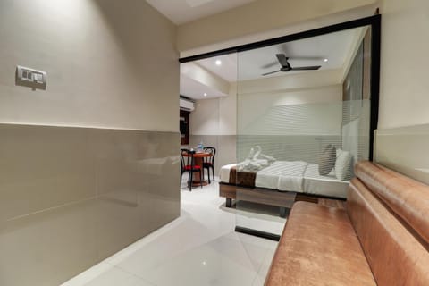 Bed, TV and multimedia, Photo of the whole room, Seating area, Bedroom, towels, air conditioner