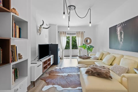 Communal lounge/ TV room, TV and multimedia, Living room, Seating area, Evening entertainment