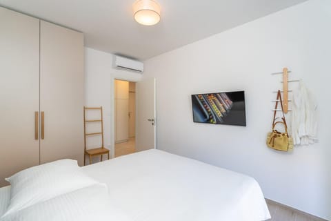 Bed, TV and multimedia, Photo of the whole room, Bedroom, wardrobe