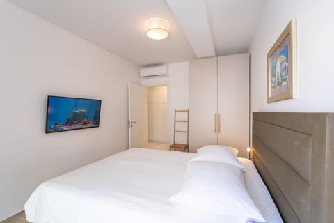 Bed, TV and multimedia, Photo of the whole room, Bedroom, air conditioner