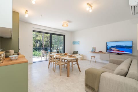 TV and multimedia, Kitchen or kitchenette, Living room, Seating area, Dining area