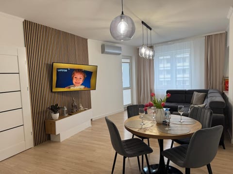 Communal lounge/ TV room, TV and multimedia, Living room, Seating area, Dining area