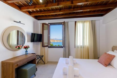 Bed, Hot Tub, Bathroom, TV and multimedia, Photo of the whole room, Bedroom, Sea view